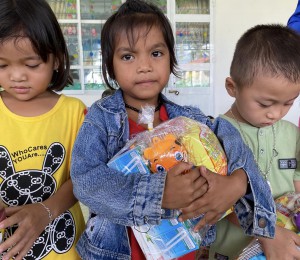 TẶNG QUÀ TRUNG THU CHO CÁC EM ĐỒNG BÀO MIỀN NÚI SƠN HỘI - SƠN HÒA - PHÚ YÊN