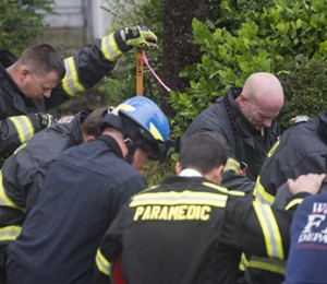 Lính cứu hỏa Mỹ quỳ gối sau khi giải cứu bất thành hai mẹ con trong bão Florence